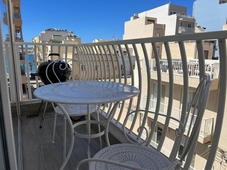 Sea Side View 2 Bedroom With Terrace Beppe's Lägenhet St. Paul's Bay